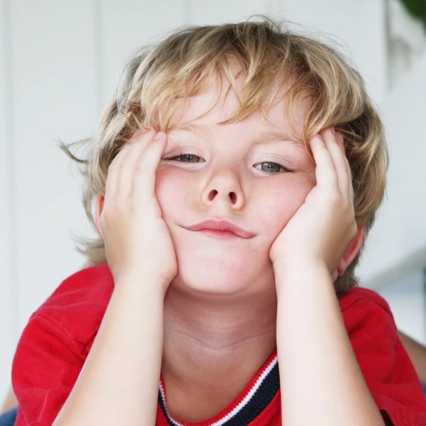 कंटाळलेला मुलगा