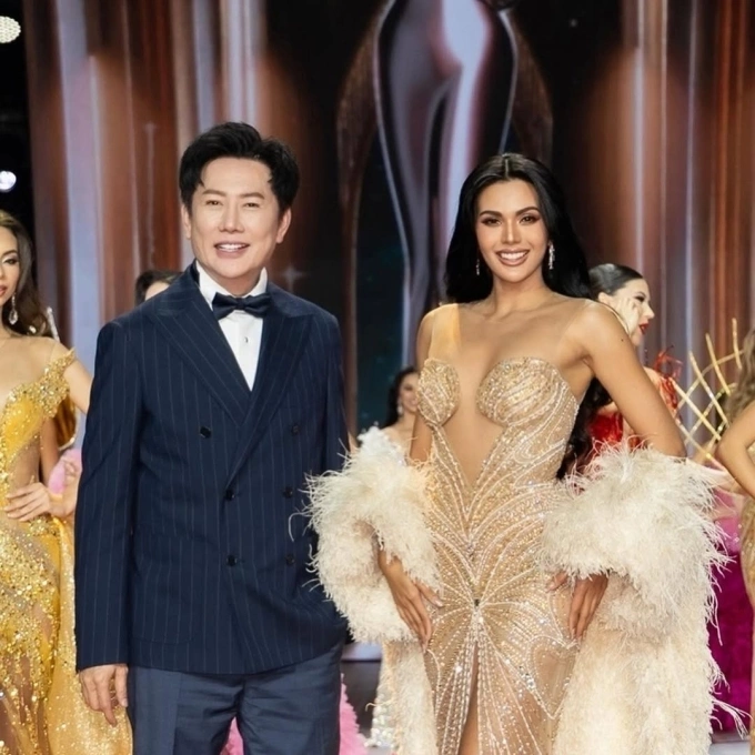 मिस ग्रँड इंटरनॅशनलच्या अध्यक्षा नवात इत्साराग्रीसिल (एल) 2024 MGI स्पर्धेच्या शीर्षकधारकाच्या पुढे आहेत. Itsaragrisils Instagram वरील फोटो