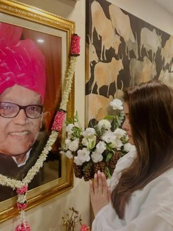 ऐश्वर्या रायने तिच्या वडिलांच्या वाढदिवसानिमित्त आराध्यासोबतचे तत्कालीन आणि आताचे फोटो शेअर केले आहेत; चाहत्यांचे म्हणणे 'तिने जया बच्चनला शुभेच्छा देताना पाहिले नाही'