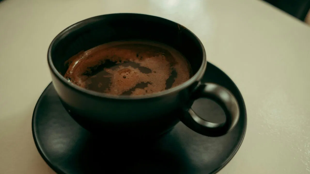 कॉफी पिणे मजेदार असले तरी त्याचे प्रमाण नियंत्रित करणे आवश्यक आहे. दिवसातून एक ते दोन कप ब्लॅक कॉफी पिणे शरीरासाठी पूर्णपणे सुरक्षित आणि फायदेशीर आहे. जास्त कॉफी प्यायल्याने ॲसिडीटी, निद्रानाश आणि चिंता यांसारख्या समस्या उद्भवू शकतात.