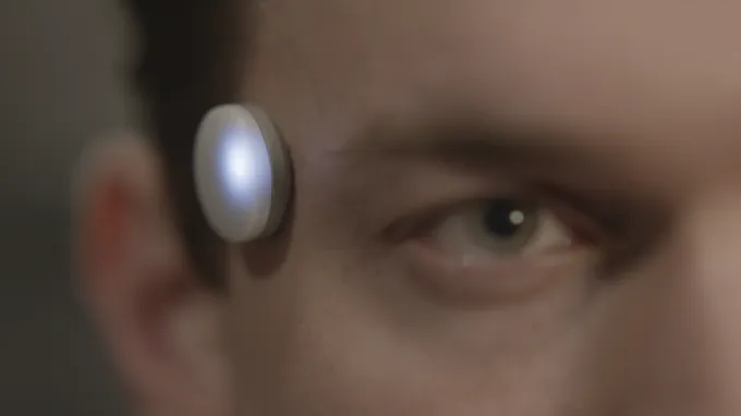 ओमीच्या प्रमोशनल व्हिडिओमधील एक स्टिल