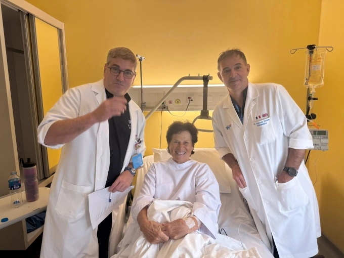 हनोई फ्रेंच हॉस्पिटलमध्ये उपचारादरम्यान तिच्यासोबत आलेल्या दोन फ्रेंच डॉक्टरांसह सुझान (सी). फोटो सौजन्याने HFH