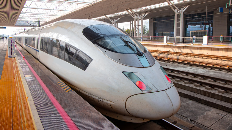 बीजिंग, चीनमधील लुओयांग येथून चीन रेल्वेची हाय-स्पीड ट्रेन