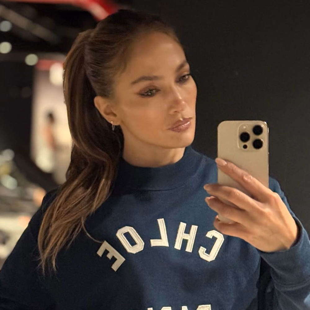 बॉलिवूड आणि हॉलिवूडमधील अनेक स्टार्स या सोहळ्याला हजेरी लावणार आहेत. जेनिफर लोपेझही या लग्नाला हजेरी लावण्यासाठी भारतात आली असून चाहत्यांमध्ये त्याची प्रचंड उत्सुकता आहे.