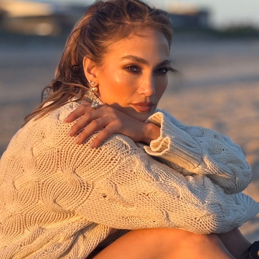 मीडिया रिपोर्ट्सनुसार, जेनिफरने 2015 मध्ये संजय हिंदुजा आणि अनुसया महतानी यांच्या लग्नाला हजेरी लावली होती. या लग्नात सहभागी होण्यासाठी तिने 6.5 कोटी रुपये चार्ज केल्याचेही वृत्त आहे.