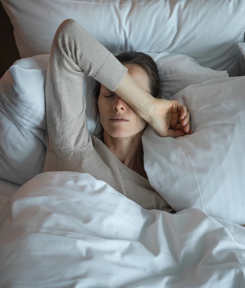 पैशाच्या समस्येमुळे झोप गमावणारी स्त्री