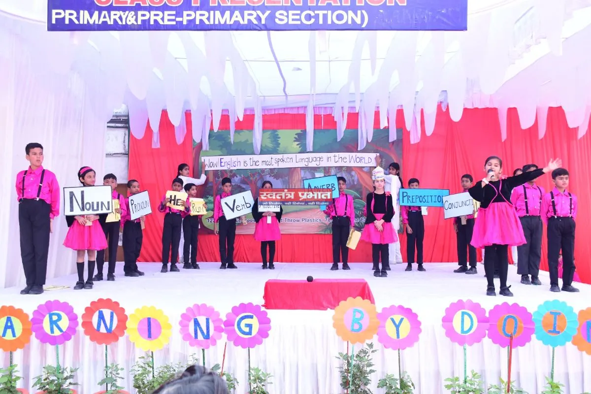 लखनौ करिअर कॉन्व्हेंट कॉलेजमध्ये बालवाडी वर्गाचे सादरीकरण