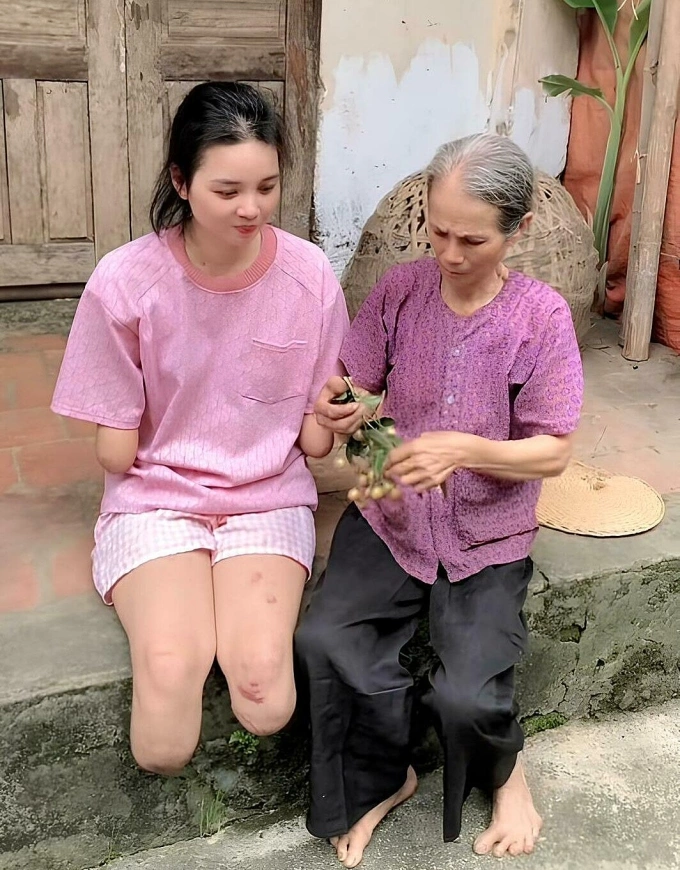 जून 2025 मध्ये ट्रॅन थी न्गाला तिच्या आजीने फळ दिले होते, जेव्हा तिला हात आणि पाय नव्हते. व्हिडिओवरून फोटो कट