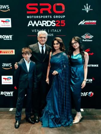 अजित कुमार यांनी व्हेनिसमध्ये 'जंटलमन ड्रायव्हर ऑफ द इयर अवॉर्ड' प्रदान केला; शालिनी म्हणाली की त्याच्या पाठीशी उभं राहून सन्मान झाला