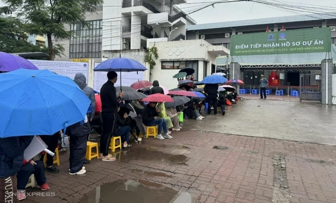 19 नोव्हेंबरच्या पहाटेपासून लोकांच्या रांगा, सामाजिक गृहनिर्माण खरेदी करण्यासाठी अर्ज सबमिट करण्यासाठी अपॉइंटमेंट कार्ड मिळण्याची वाट पाहत. छायाचित्र: श्री तु