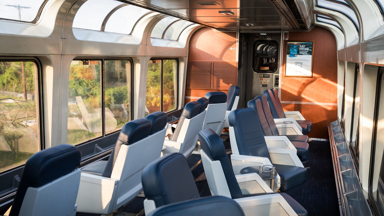 Amtrak निरीक्षण कारचे अंतर्गत दृश्य