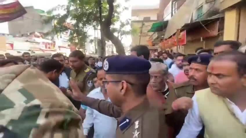 बाजारात खुलेआम गोळीबार करणाऱ्या बदमाशांचा एसपीचा सामना, दुचाकी, मोबाईल सोडून जंगलात पळून गेले, शोध सुरू