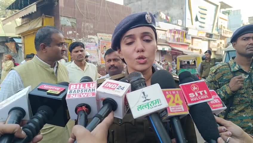 बाजारात खुलेआम गोळीबार करणाऱ्या बदमाशांचा एसपीचा सामना, दुचाकी, मोबाईल सोडून जंगलात पळून गेले, शोध सुरू