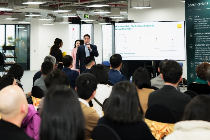 विल्यम ग्रॅमंड, कमर्शियल लीजिंगचे संचालक, सॅविल्स हनोई, कार्यक्रमात बोलत होते. ओरिएंटल स्क्वेअरचे फोटो सौजन्याने