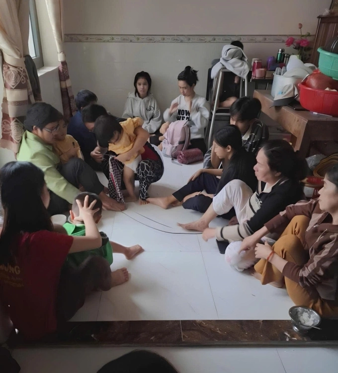 20 नोव्हेंबर रोजी सुश्री चॅनच्या शेजारच्या लोकांनी फु हु गावात शेजारच्या कुटुंबाच्या दुसऱ्या मजल्यावर येणारा पूर टाळला. फोटो: होआंग आन्ह