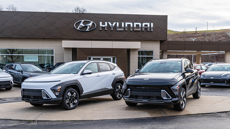 Hyundai डीलरशिपसमोर दोन Hyundai SUV उभ्या
