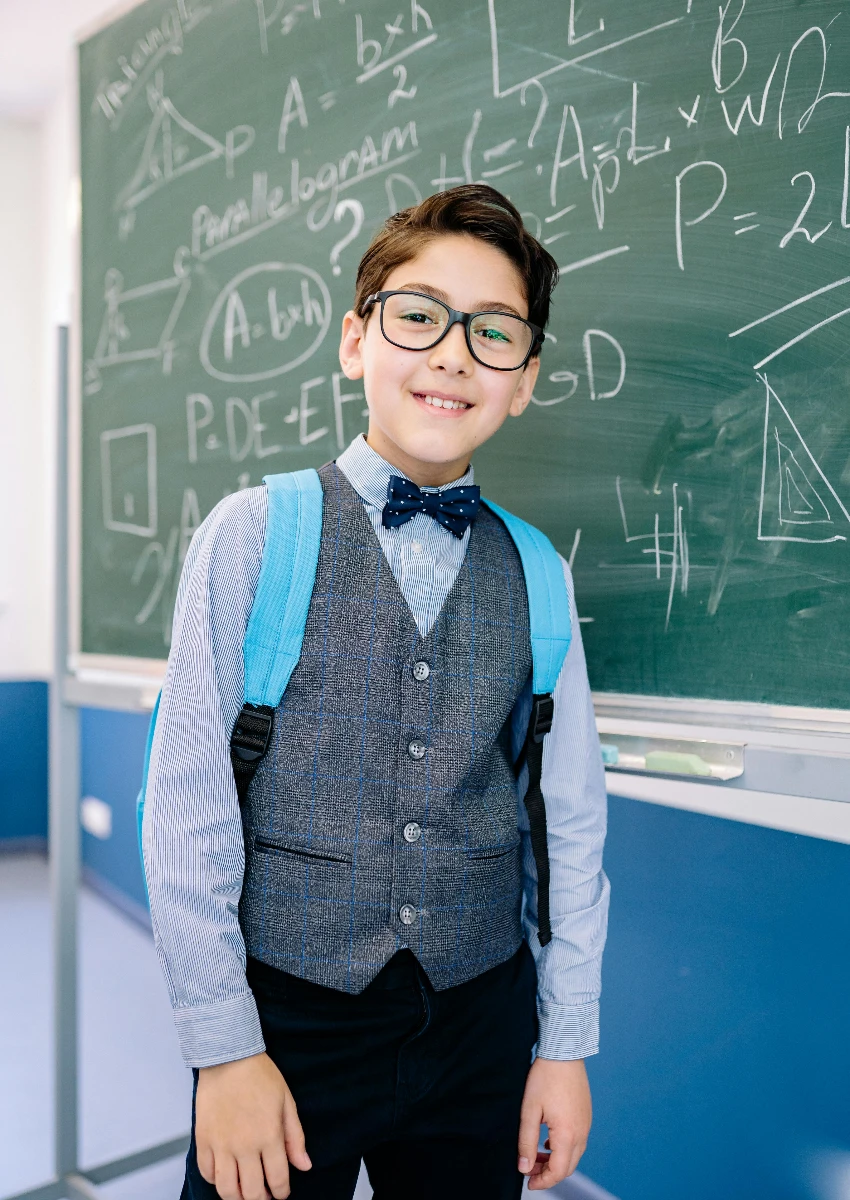 लहान मुलगा चॉकबोर्डवर गणित करत आहे