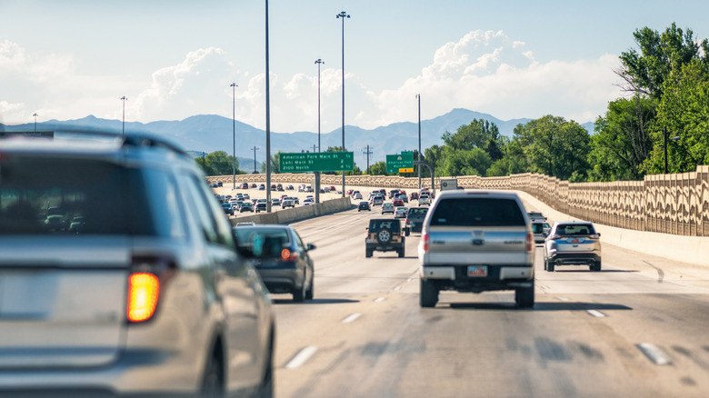 महामार्गावर चालणाऱ्या कार