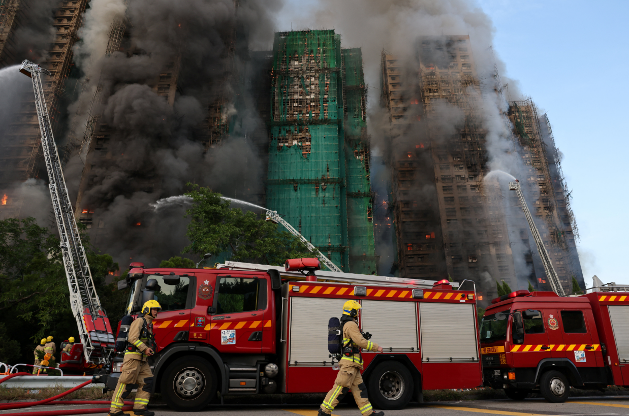 इमारतींच्या बाहेर लावण्यात आलेल्या बांबूच्या मचानमधून आग वेगाने पसरली. अनेक अग्निशमन दल आणि बचाव पथक घटनास्थळी पोहोचले असून आग विझवण्यात आणि लोकांना सुरक्षित बाहेर काढण्यात व्यस्त आहेत.
