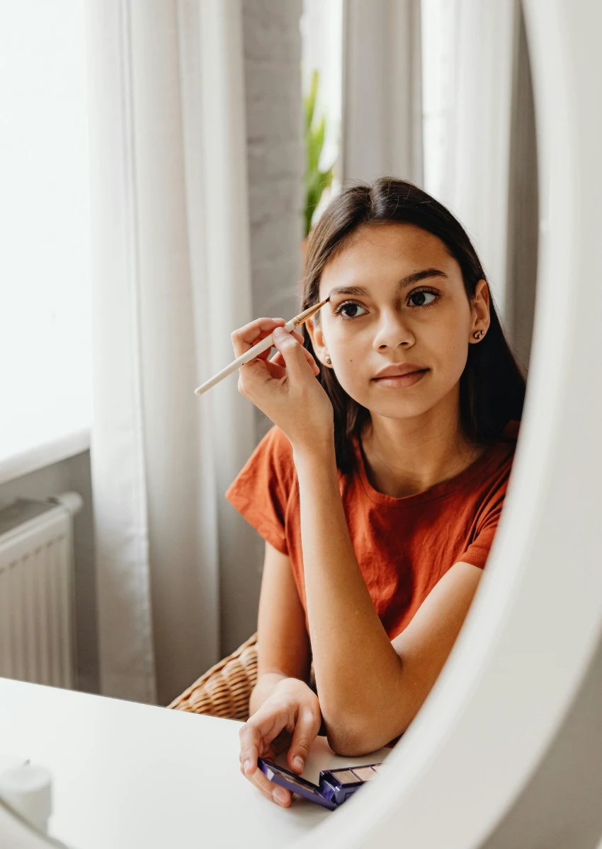 स्त्री सहजपणे तिच्या देखाव्यासह समस्या सोडवते