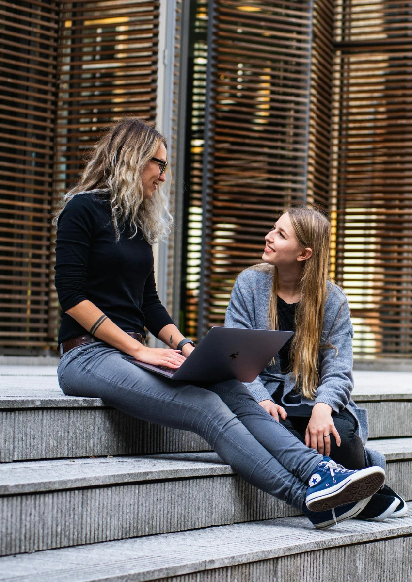 स्त्री तिच्या मित्राचे कौतुक करते