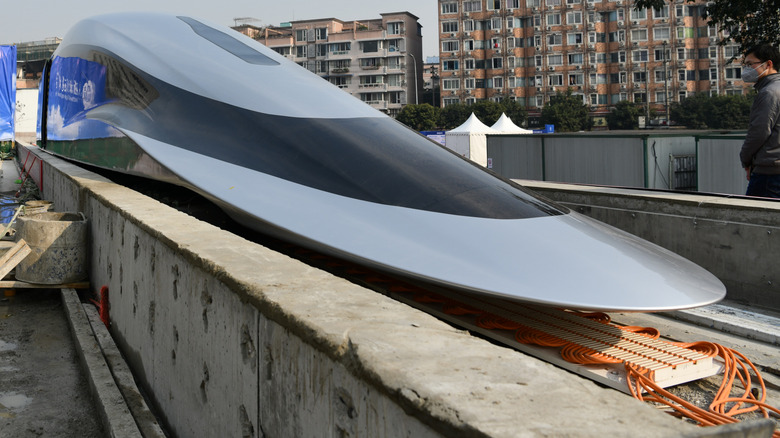 एक मॅग्लेव्ह रुळांवर थांबला