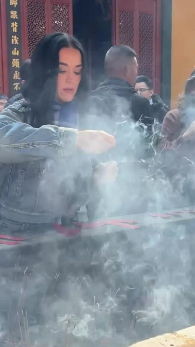 कॅटी पेरी हांगझोऊ येथील मंदिरात प्रार्थना करते