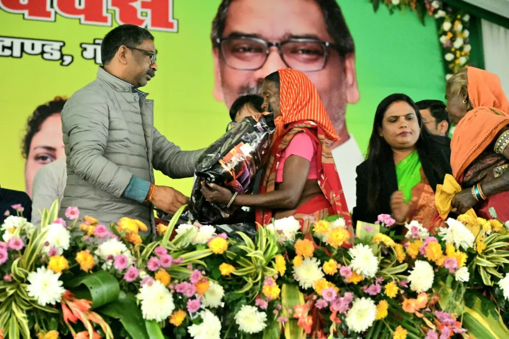 हेमंत सोरेन यांनी आजोबा सोब्रन सोरेन यांना त्यांच्या हौतात्म्यादिना वाहिली श्रद्धांजली, नेमरा 10 मध्ये मुख्यमंत्र्यांना ऐकण्यासाठी हजारो लोक जमले WhatsApp इमेज 2025 11 27 16.58.54 वाजता