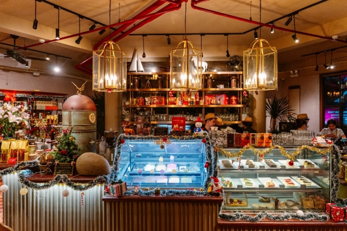 ख्रिसमसच्या सजावटीने भरलेले कॉफी शॉप. फोटो सौजन्याने सन ग्रुप