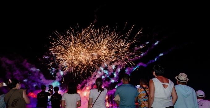 प्रेक्षक सिम्फनी ऑफ द सी फटाक्यांच्या प्रदर्शनाचा आनंद घेत आहेत. फोटो सौजन्याने सन ग्रुप