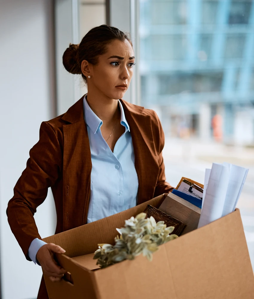 कामावरून काढून टाकल्यानंतर महिला नोकरी सोडते