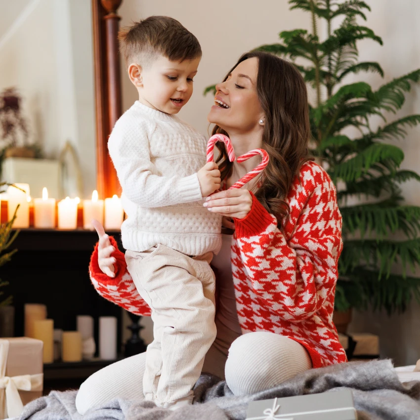 लहान मुलगा जो अजूनही आपल्या वडिलांची मूर्ती बनवतो आणि ख्रिसमसच्या जादूवर विश्वास ठेवतो