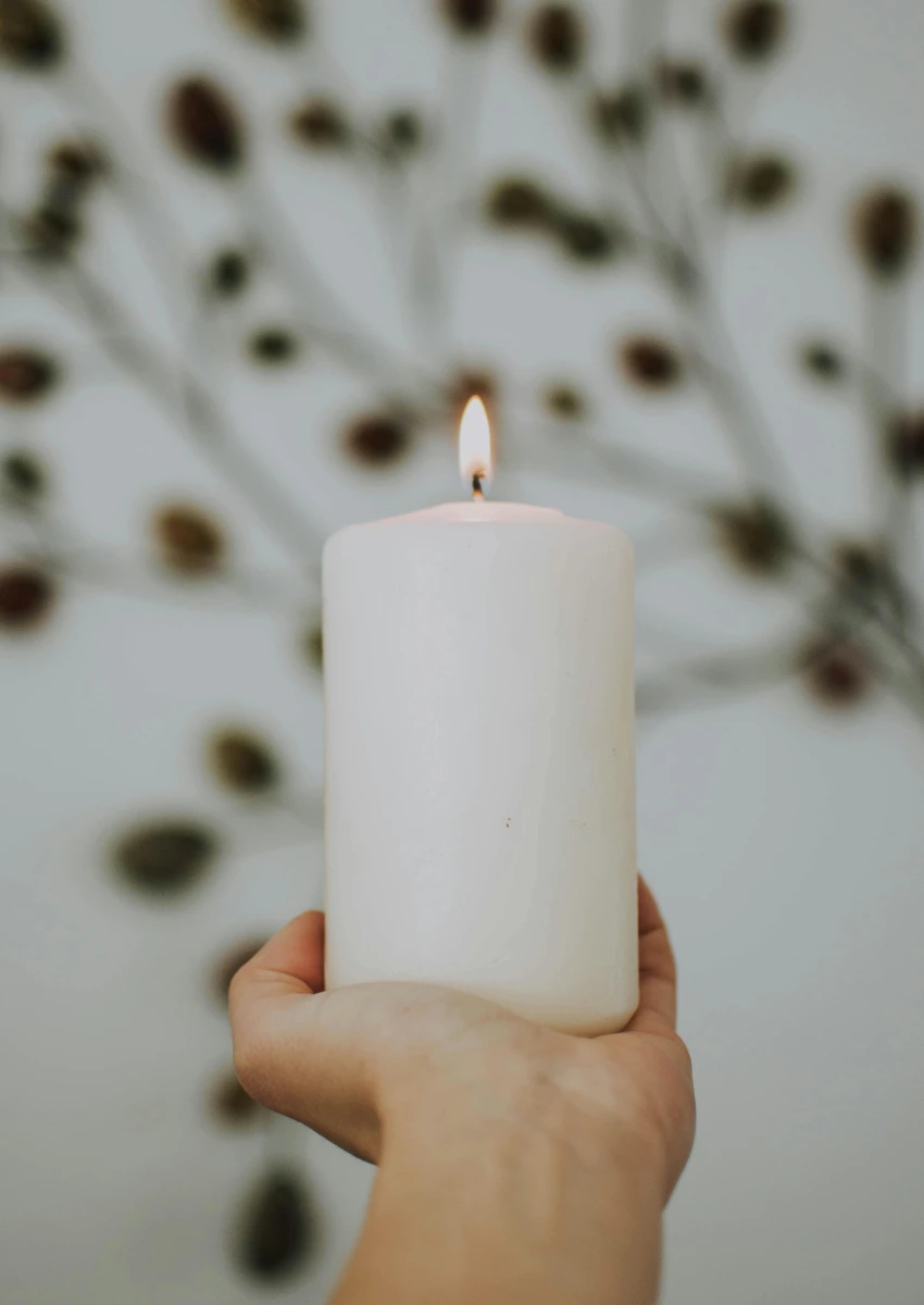 मेणबत्ती धारण करणारी व्यक्ती त्यांनी अतिरिक्त पैसे दिले