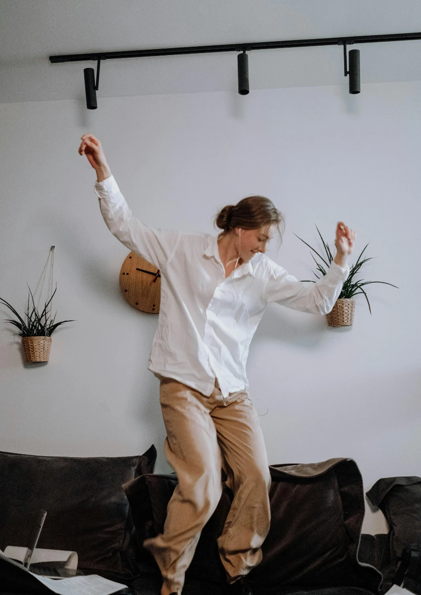 Spotify Premium वर संगीत ऐकणारी स्त्री