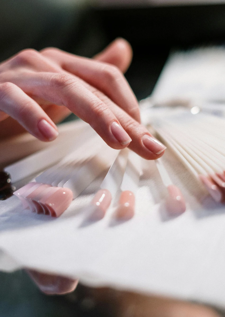 मॅनिक्युअर मिळविण्यासाठी अतिरिक्त खर्च करणारी स्त्री