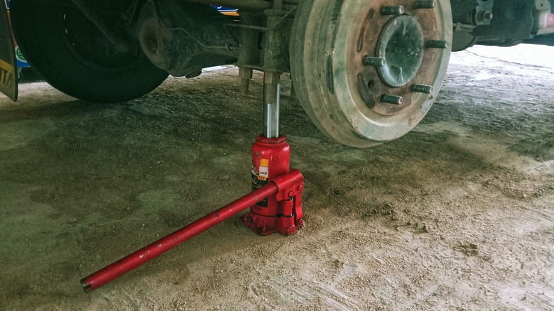 बॉटल फ्लोअर जॅक उचलणारा ट्रक