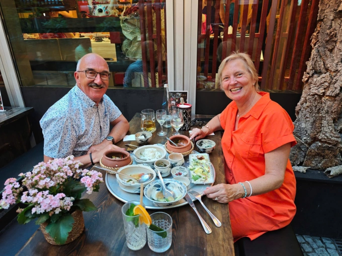 दोन जर्मन पाहुणे नियमितपणे रेस्टॉरंटमध्ये व्हिएतनामी भात खातात. फोटो: NVCC