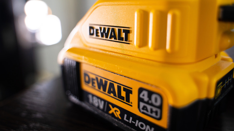 DeWalt चार्जरशी कनेक्ट केलेली DeWalt बॅटरी.