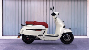 Keeway Sixties 300i रेट्रो स्कूटर: स्टायलिश डिझाईन, दमदार परफॉर्मन्स, प्रीमियम कम्फर्ट आणि भारतात किंमत