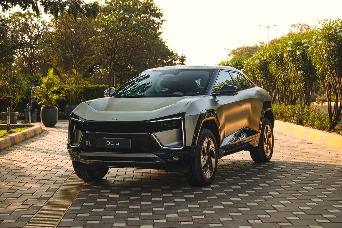 महिंद्रा बीई 6 पॅक वन वरील किंमत 2025, संपूर्ण तपशील आणि पुनरावलोकन | स्मार्टप्रिक्स