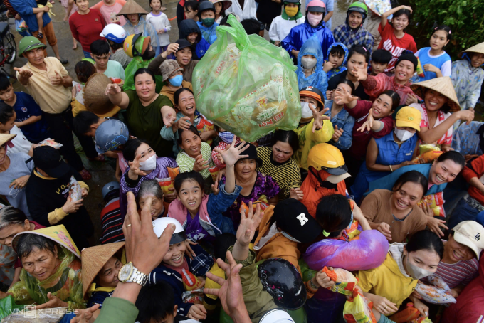 होआ थिन्ह आणि डाक लाकच्या पूरक्षेत्रातील हजारो लोक 23 नोव्हेंबरच्या सकाळी स्वयंसेवक युनिट आणि संस्थांद्वारे वितरित केलेले अन्न आणि आवश्यक पुरवठा घेण्यासाठी रांगेत उभे होते. फोटो: डिन्ह व्हॅन