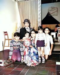 एक दुर्मिळ आणि हृदयस्पर्शी कौटुंबिक क्षण — धर्मेंद्र त्याची पत्नी प्रकाश कौर आणि त्यांच्या मुलांसोबत, सुपरस्टारच्या आयुष्यातील शांत बाजूची एक झलक. दिवे आणि प्रसिद्धीच्या खूप आधी