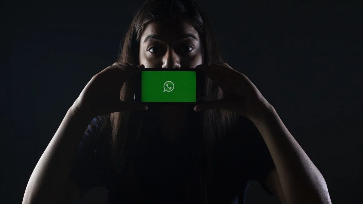 whatsapp अपडेट व्हॉट्सॲपवर फोन धरलेली एक महिला