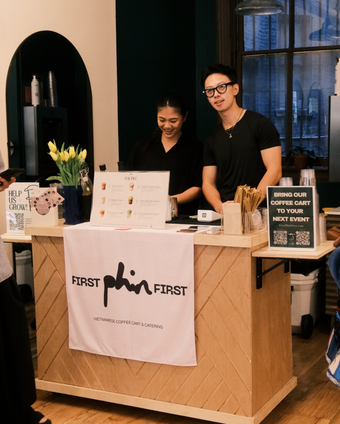 न्यूयॉर्कमधील एका कार्यक्रमात थाओ आणि तिचा प्रियकर काउंटरवर उभे होते. फोटो: NVCC