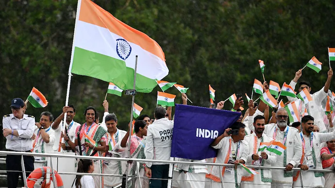 पॅरिस 143844842 16x9 उद्घाटन समारंभात भारतीय संघासह पीव्ही सिंधू ध्वजवाहक पॅरिस 143844842 16x9 उद्घाटन समारंभात भारतीय संघासह पीव्ही सिंधू ध्वजवाहक