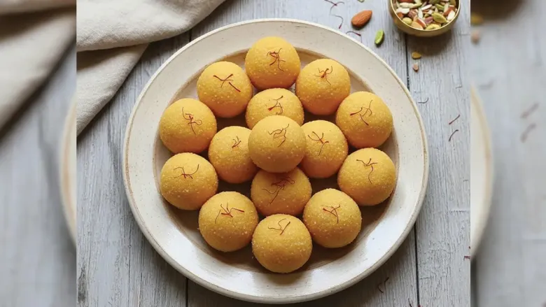 उत्तर भारतीय मिठाई - मूग डाळ लाडू