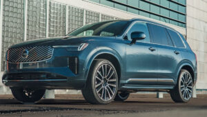 व्होल्वो XC90: सुरक्षितता, लक्झरी, जागा आणि ड्रायव्हिंग सुखाचा परिपूर्ण संतुलन म्हणून उंच आहे