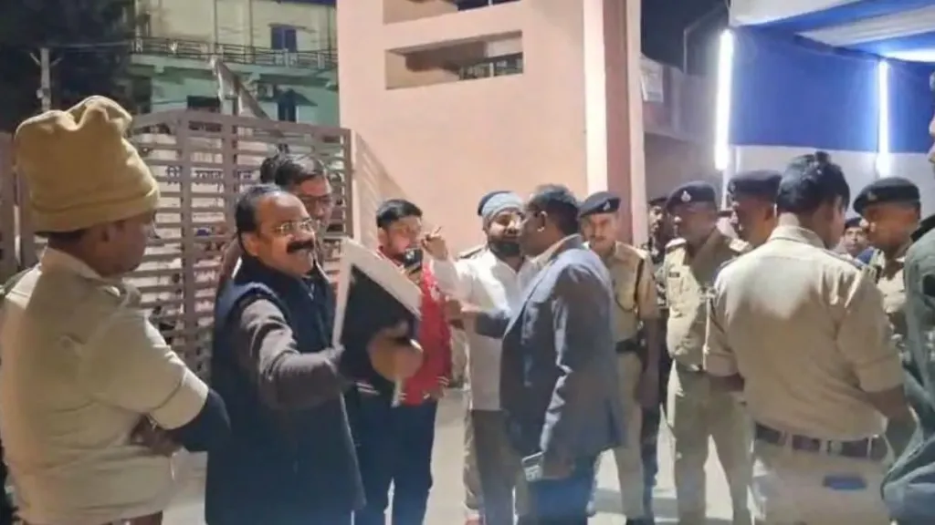 रात्री उशिरा सासाराम येथील मतमोजणी केंद्रात ट्रक घुसल्याने गोंधळ, मतदान चोरीचा आरोप करत आरजेडीचे उमेदवार संपावर बसले. 4 बिहार निवडणूक ४ १७६२९९७२४१९९०