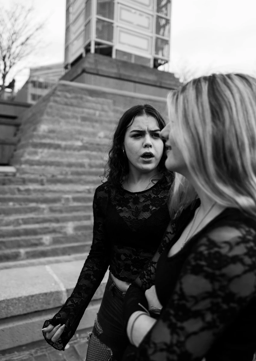 तरुण महिलांना मैत्रीच्या समस्या आहेत