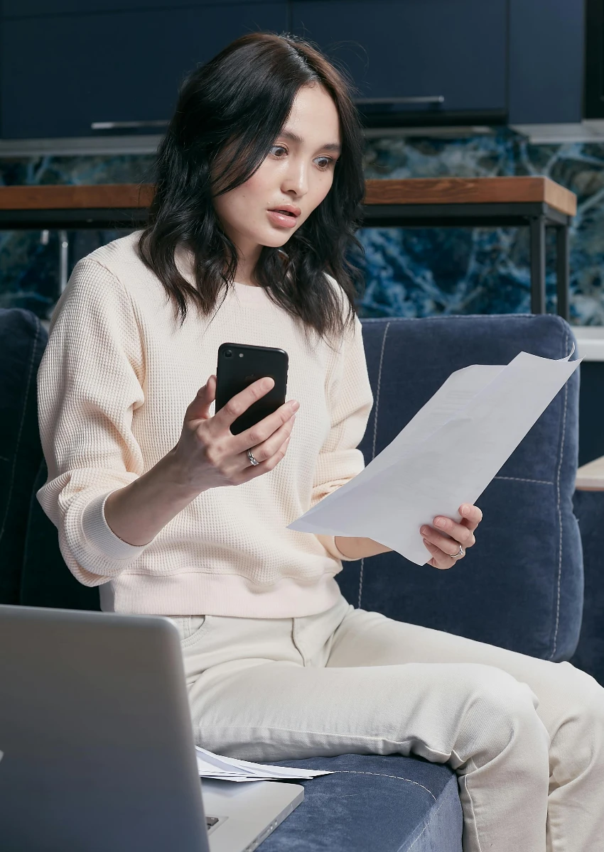 कर्जामुळे चिंतेत असलेली तरुणी